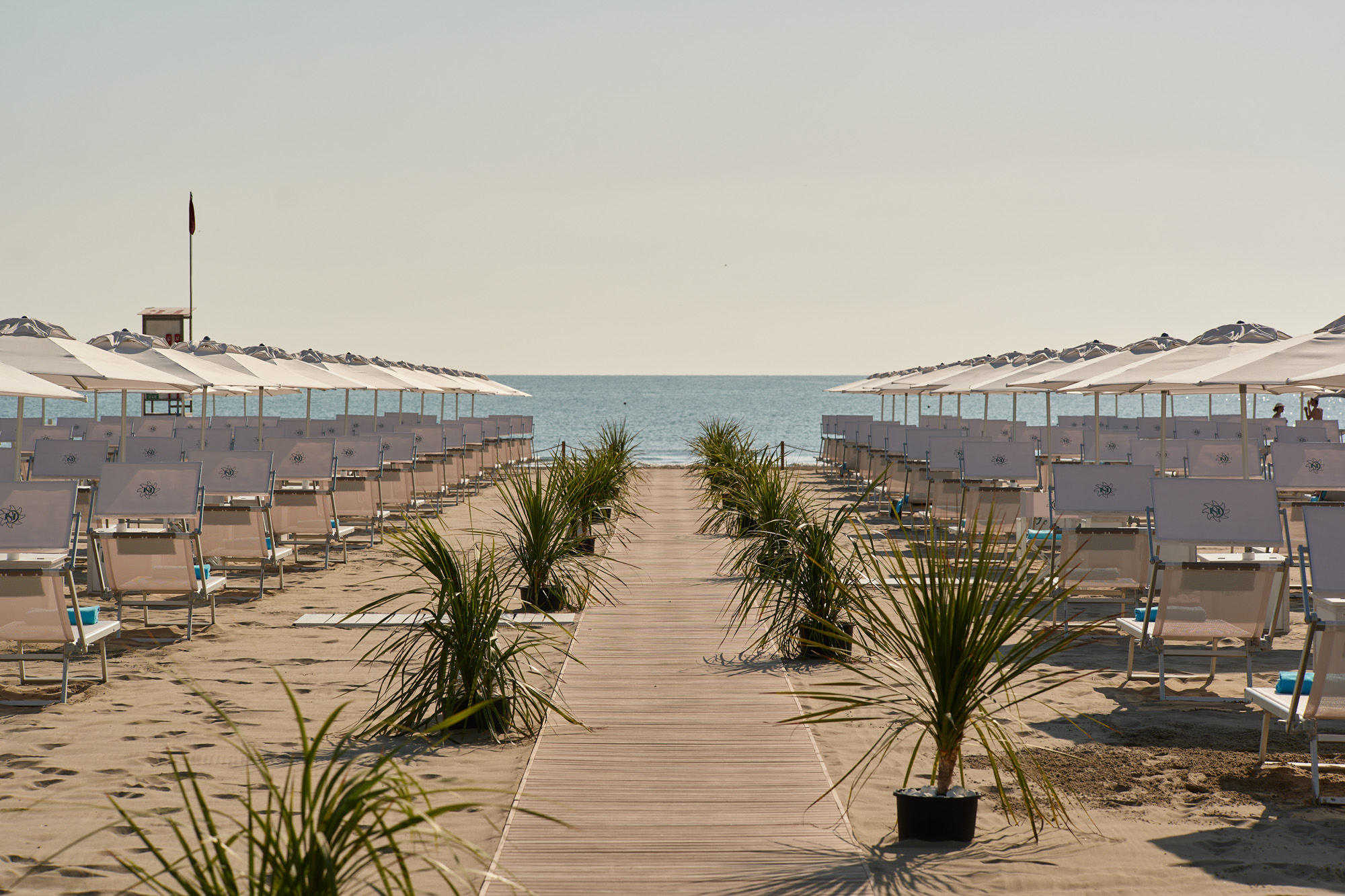 hotel 4 stelle milano marittima Saraceno con spiaggia privata ombrelloni distanziati